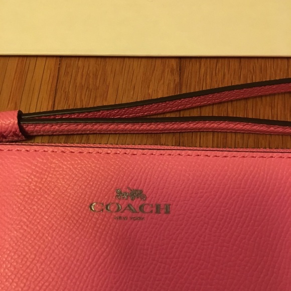 New with tag Coach Wristlet Wallet! Hot pink NWT - Picture 4 of 4
